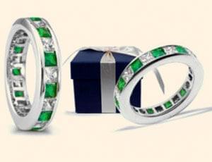 اگرچه امروزه حلقه‌های نامزدی و عروسی مزین به سنگهای قیمتی رنگی متداول نیست اما استفاده از این قبیل حلقه‌ها از دیرباز ...