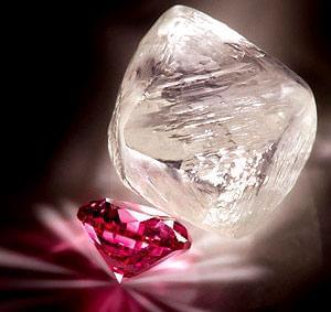 کیفیت سنگ‌های الماس، به درجه رنگ آن‌ها بستگی دارد. الماس‌های صورتی در ردیف نادرترین نمونه‌های کم‌نظیر به‌شمار می‌آیند ...