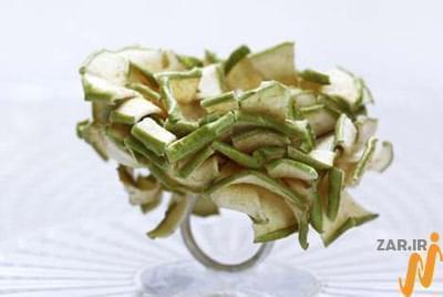 مدل حلقه ساخته شده از میوه سیب