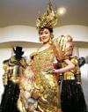     عکس خانمی با لباس میلیاردی از جنس طلا 