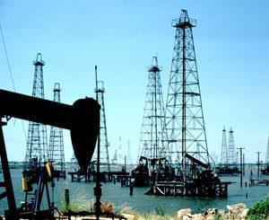 روسیه و اوپک گزینه های تثبیت بازار نفت را بررسی می کنند