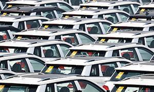عرضه خودرو در بورس باید بدون سقف قیمت باشد/ کاهش قیمت در بلندمدت