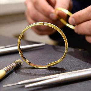 ۸ دلیل خم شدن النگوی طلا و راه‌های پیشگیری از آسیب دیدگی آن